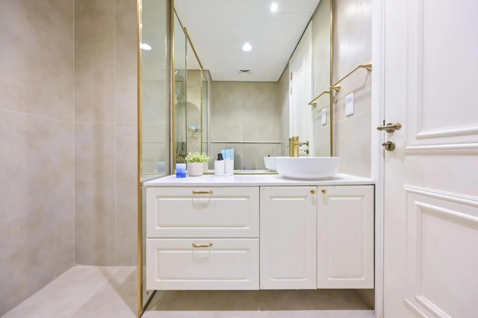 Livbnb-Radiant, Upgraded 1B Unit In District 14, Jvc Dubai Apartment