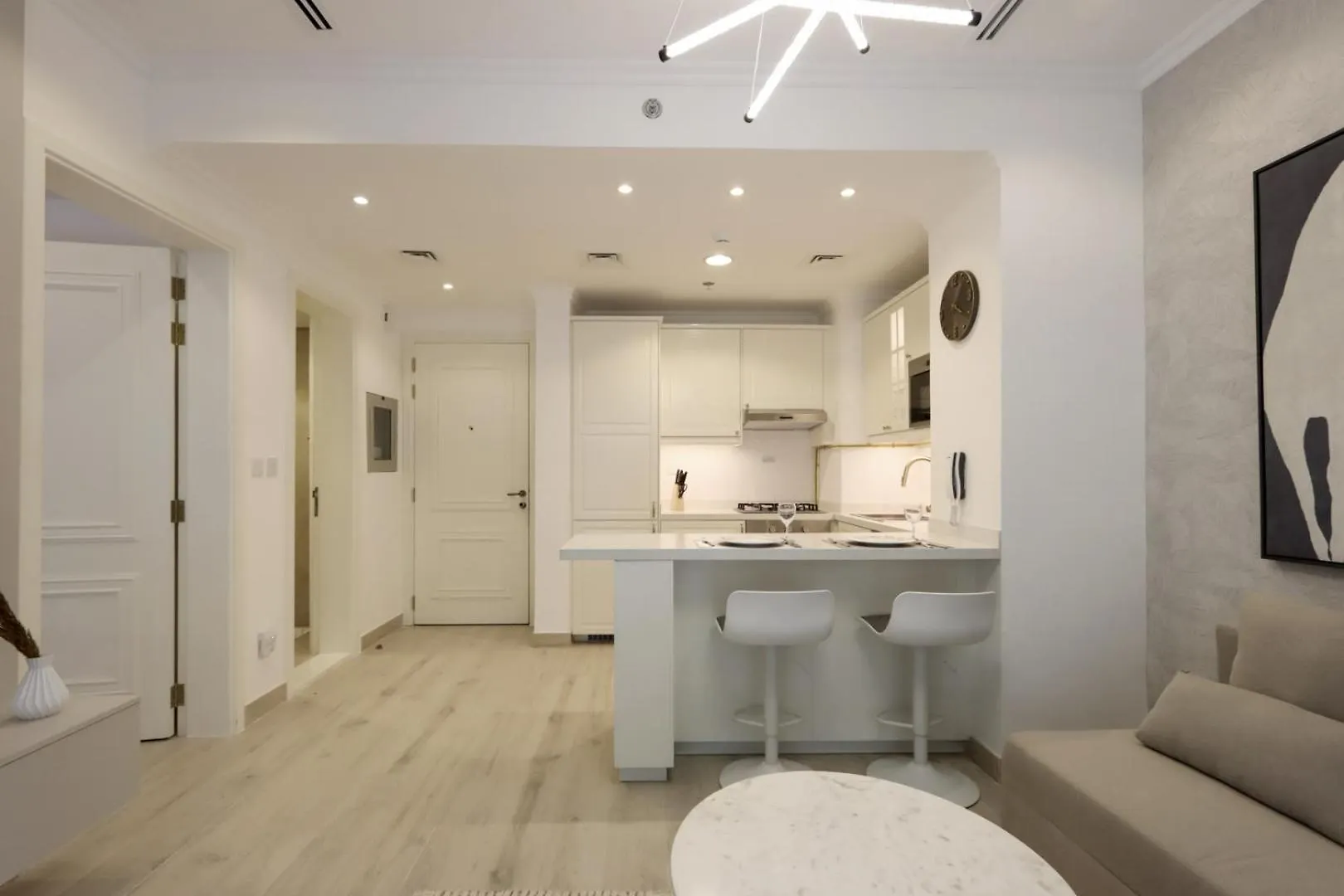 Livbnb-Radiant, Upgraded 1B Unit In District 14, Jvc Dubai Apartment