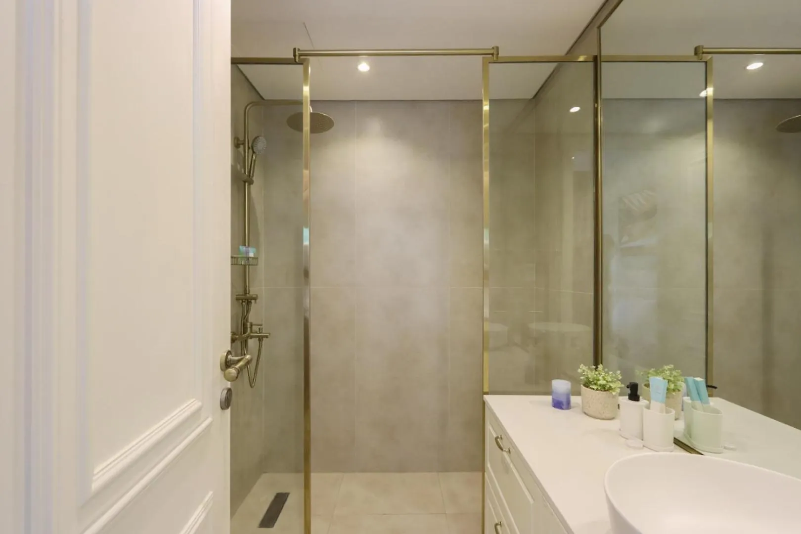 Livbnb-Radiant, Upgraded 1B Unit In District 14, Jvc Dubai